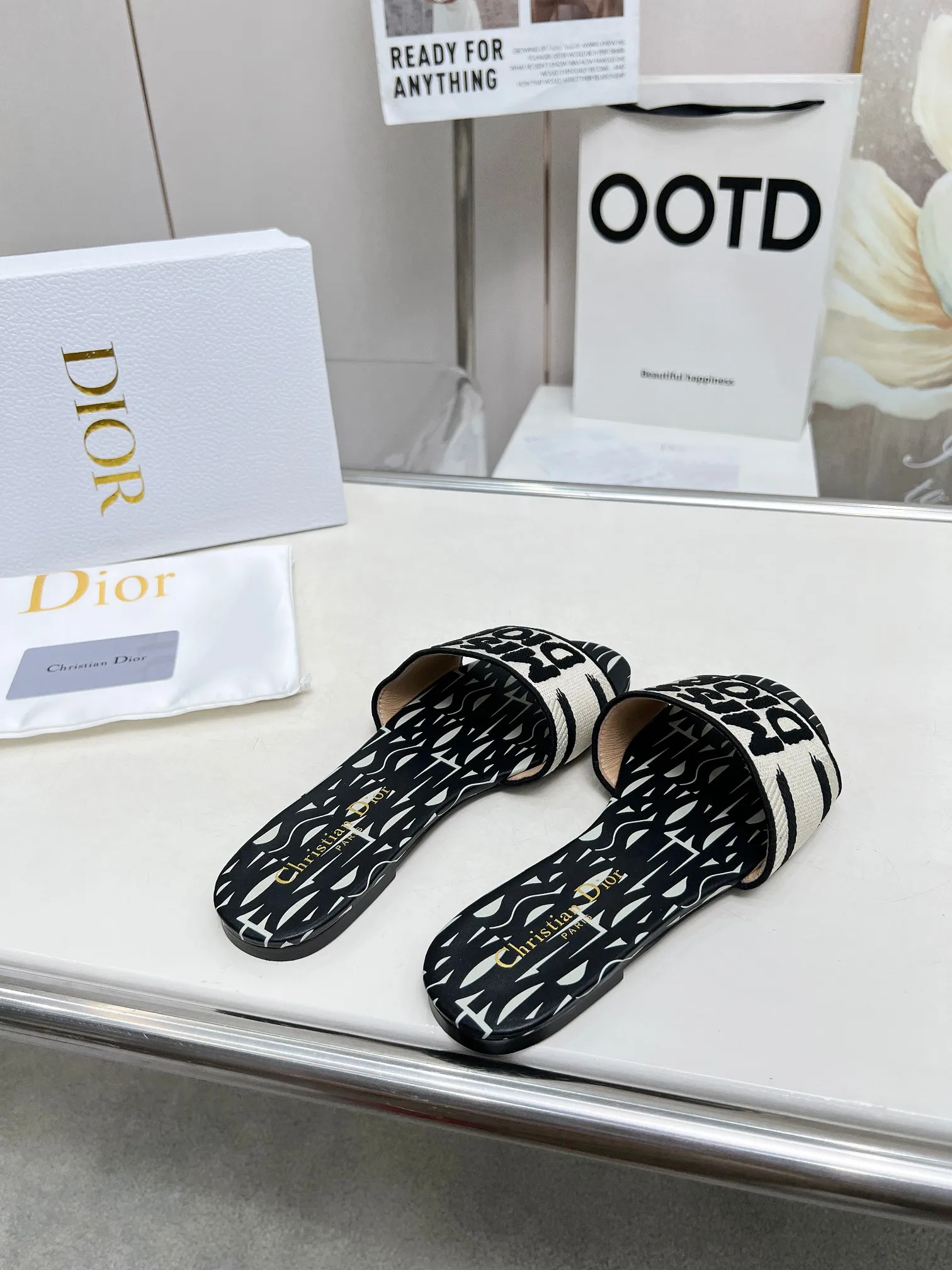 👟👟Ex-factory price 300👟👟 •Dior women's presbyopic embroidered leather-soled slippers Christian Dior has always been synonymous with magnificence and elegance, and has always been at the top of the fashion world👍 What is particularly worth mentioning is: the embroidered ✨ pattern on the sole, which reproduces one of the cherished symbols of Christian Dior✅More than a hundred colors to choose from ◽️️Upper: selected top-quality embroidered cotton ◽️Inner lining: imported sheepskin ◽Number 35-40 (41.42.43 customized)